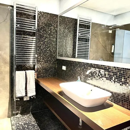 Garibaldi Apartment *